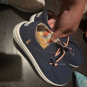 Women’s Size 7 Hey Dudes
